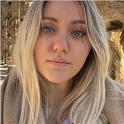 Studentessa di un corso di laurea completamente svolto in lingua inglese, impartisce lezioni a studenti liceali e medie